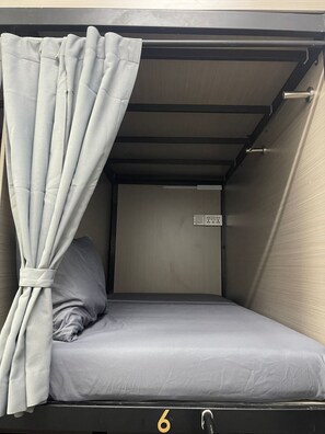 Blackout drapes, iron/ironing board, free WiFi, bed sheets - Meadows Hostel (Singapore)