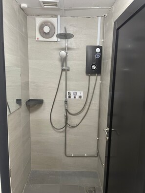 Ducha, cabezal de ducha con hidromasaje, bidet, toallas