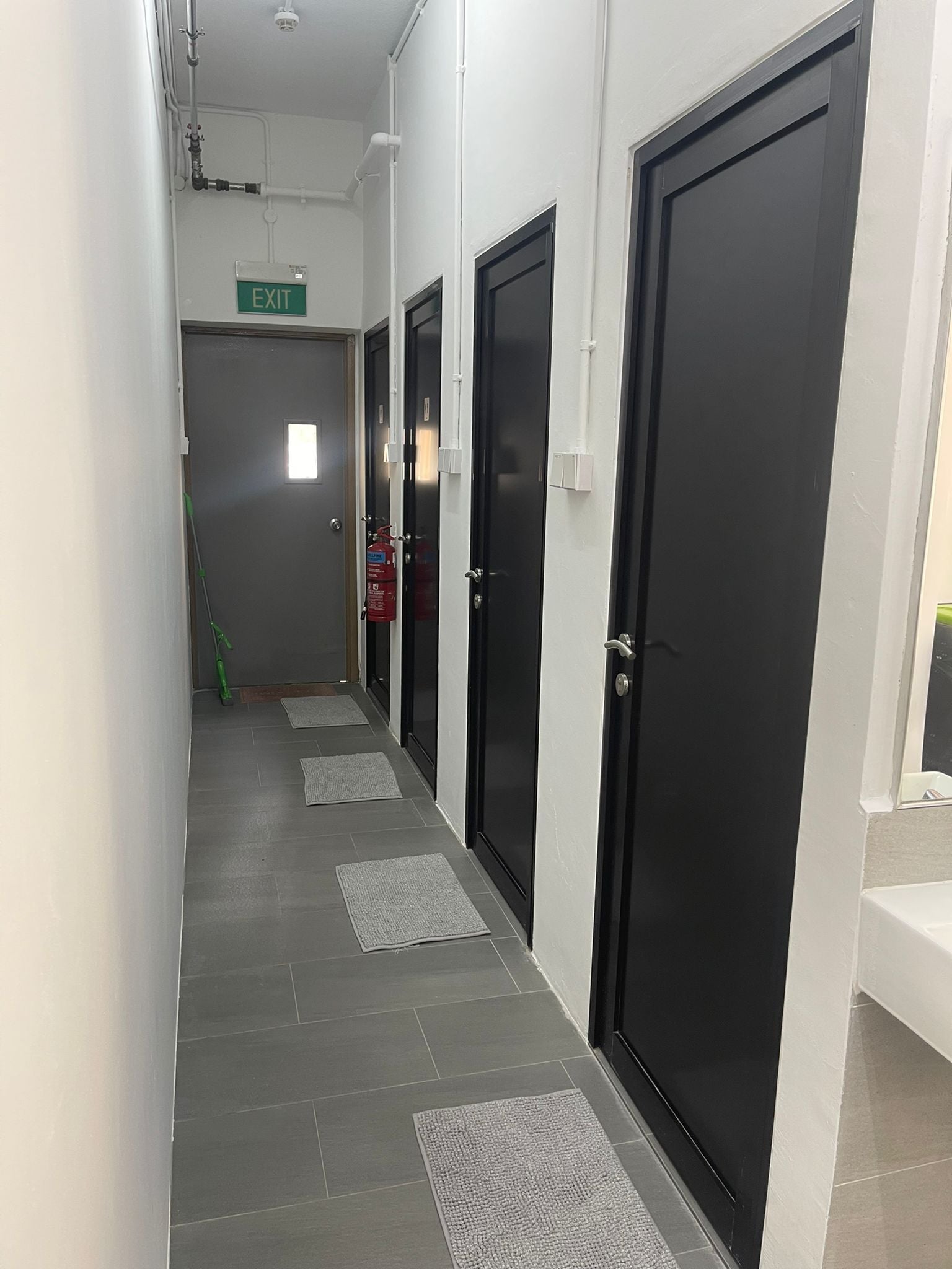 Shower, hydromassage showerhead, bidet, towels