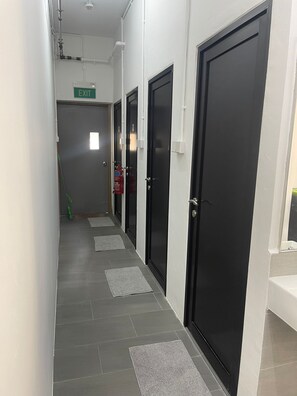 Shower, hydromassage showerhead, bidet, towels - Meadows Hostel (Singapore)