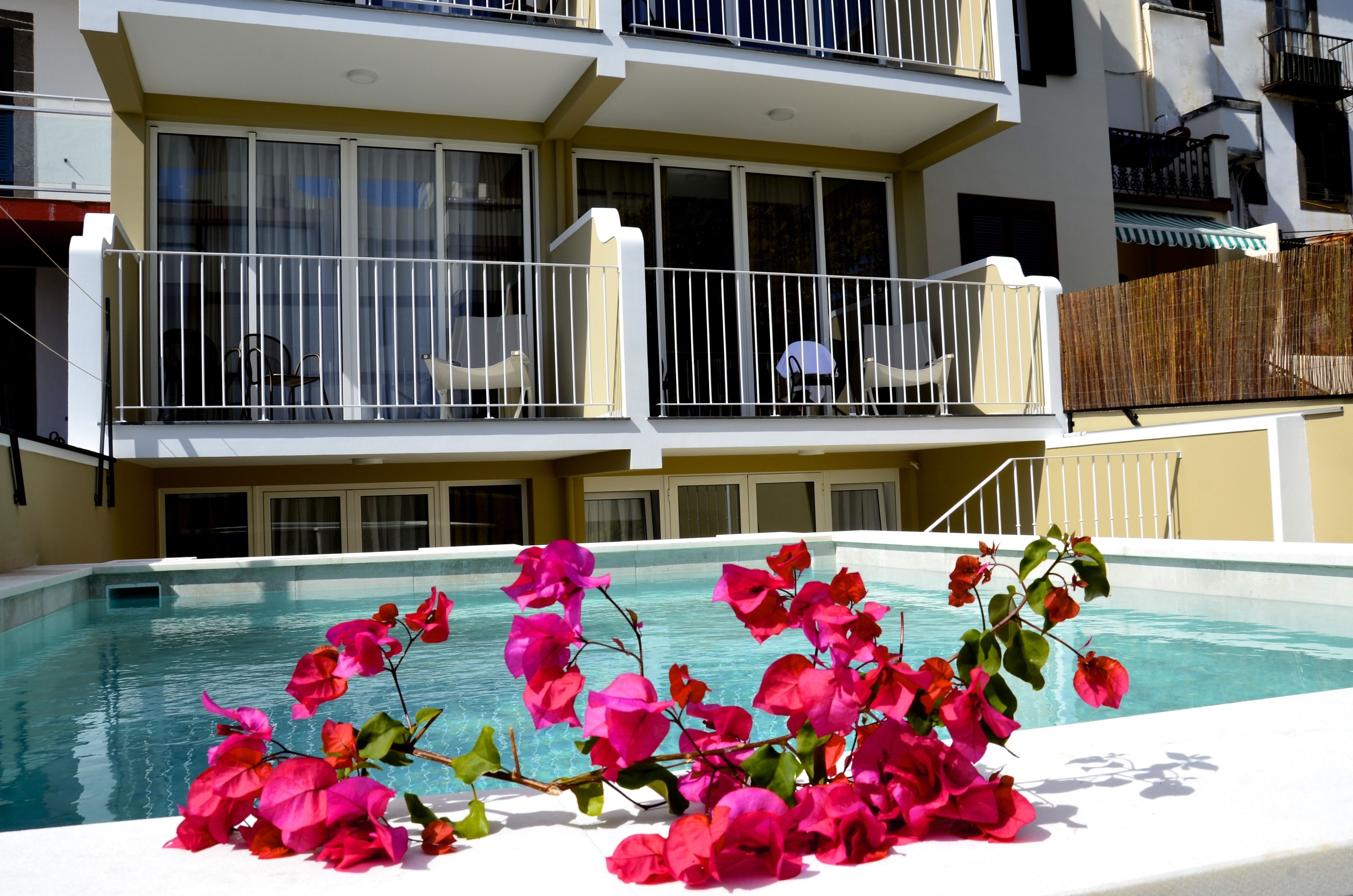 สระว่ายน้ำกลางแจ้ง เปิด 8:00 น. ถึง 20:00 น., ร่มริมสระว่ายน้ำ