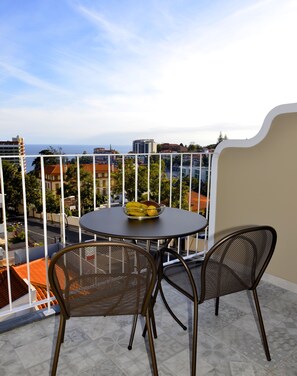 Premium Studio, Balcony, Sea View | Premium bedding, in-room safe, individually decorated - VILA TOCA by brugrani (Funchal)