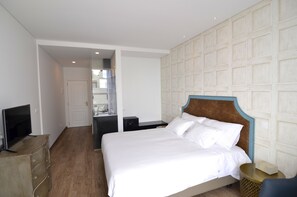 Studio Premium - balkong - havsutsikt | Sängtillbehör av högsta kvalitet och värdeförvaringsskåp på rummet