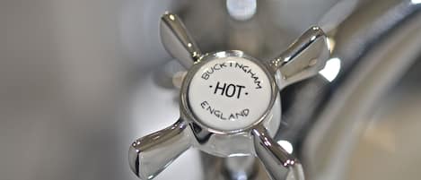A close-up of a silver faucet with the inscription "BUCKINGHAM HOT ENGLAND".
