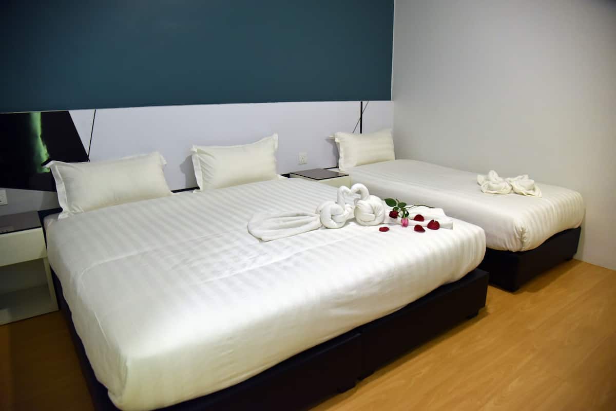 Ein Hotelzimmer mit zwei Betten, einem Schreibtisch und modernem Design.