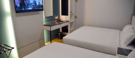 Habitación de hotel con dos camas, un televisor montado en la pared, un escritorio y un armario.