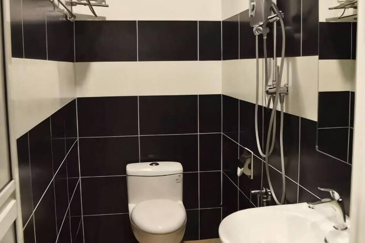 Chuveiro, produtos de toalete grátis, secador de cabelo