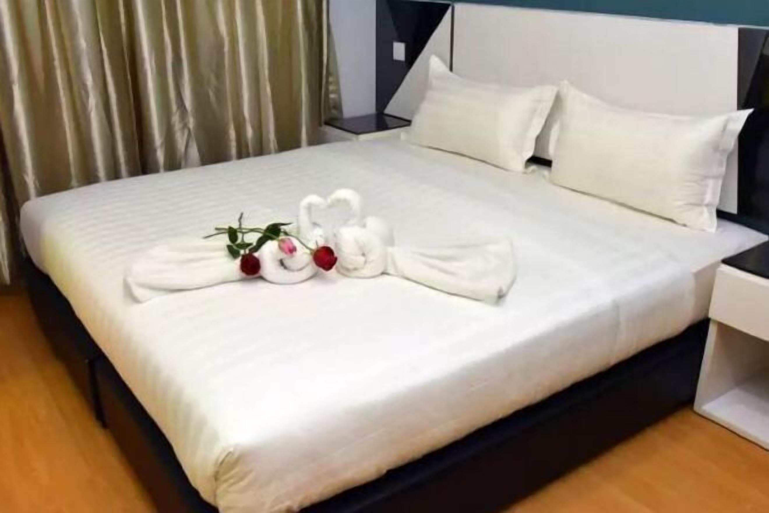 Escritorio, tabla de planchar con plancha y camas plegables/adicionales 