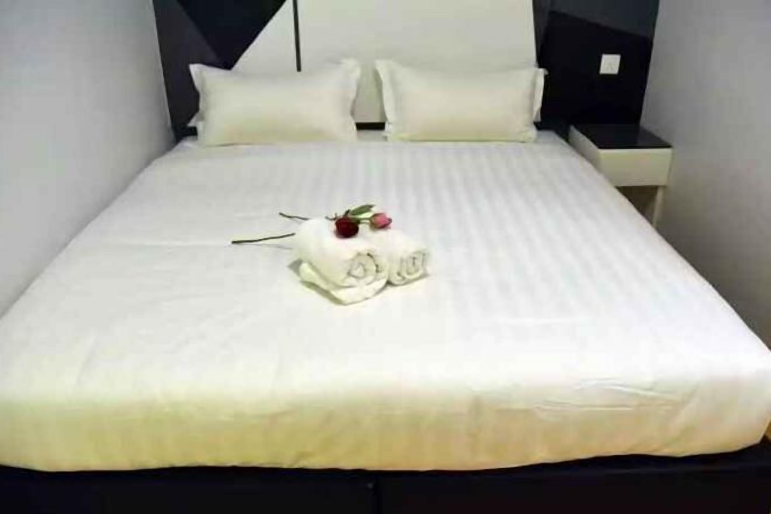 Bureau, fer et planche à repasser, lits pliants/supplémentaires