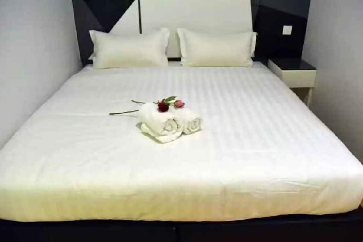 Bureau, fer et planche à repasser, lits pliants/supplémentaires