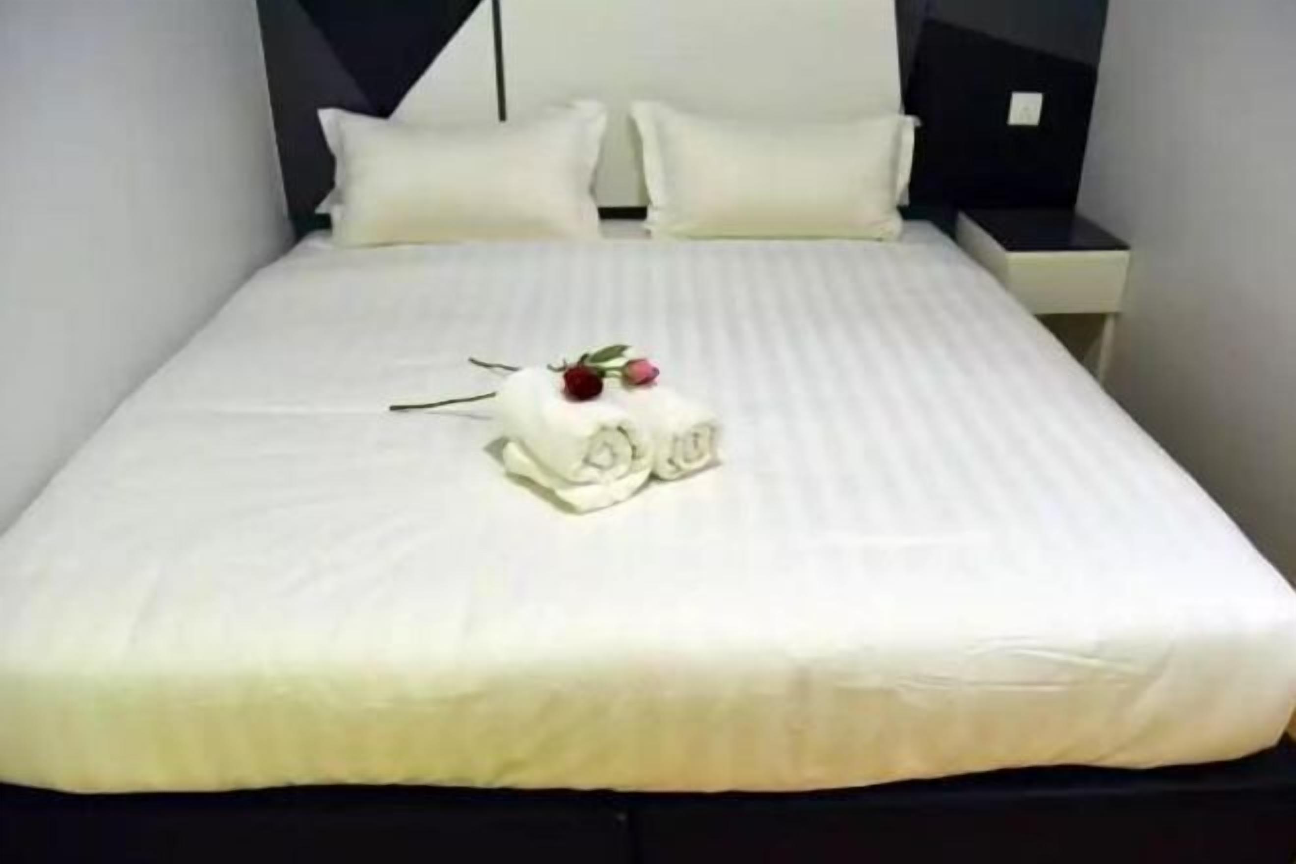 Escritorio, tabla de planchar con plancha y camas plegables/adicionales 