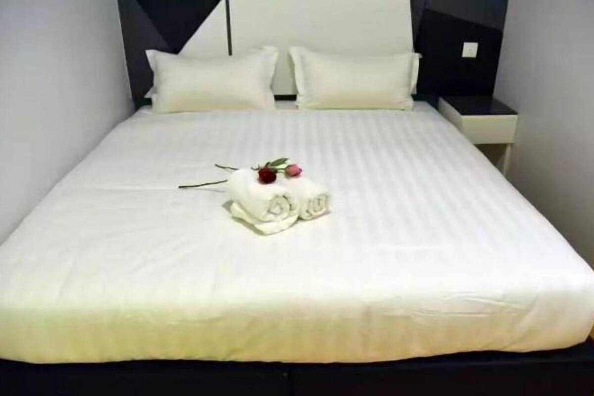 Escritorio, tabla de planchar con plancha y camas plegables/adicionales