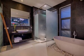Vila conforto, 3 quartos, vista para a piscina | Banheiro | Banheira e chuveiro separados, produtos de toalete grátis