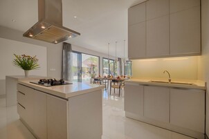 Comfort Villa, 3 Bedrooms, Pool View | Private kitchen