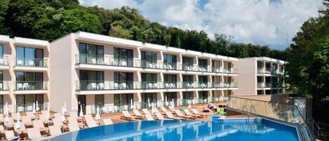 Ulkouima-allas avoinna 9.00–18.00, aurinkovarjoja, aurinkotuoleja