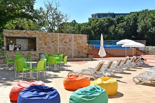 Outdoor pool, open 9:00 AM to 6:00 PM, pool umbrellas, pool loungers