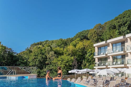 Piscine extérieure, parasols de plage, chaises longues
