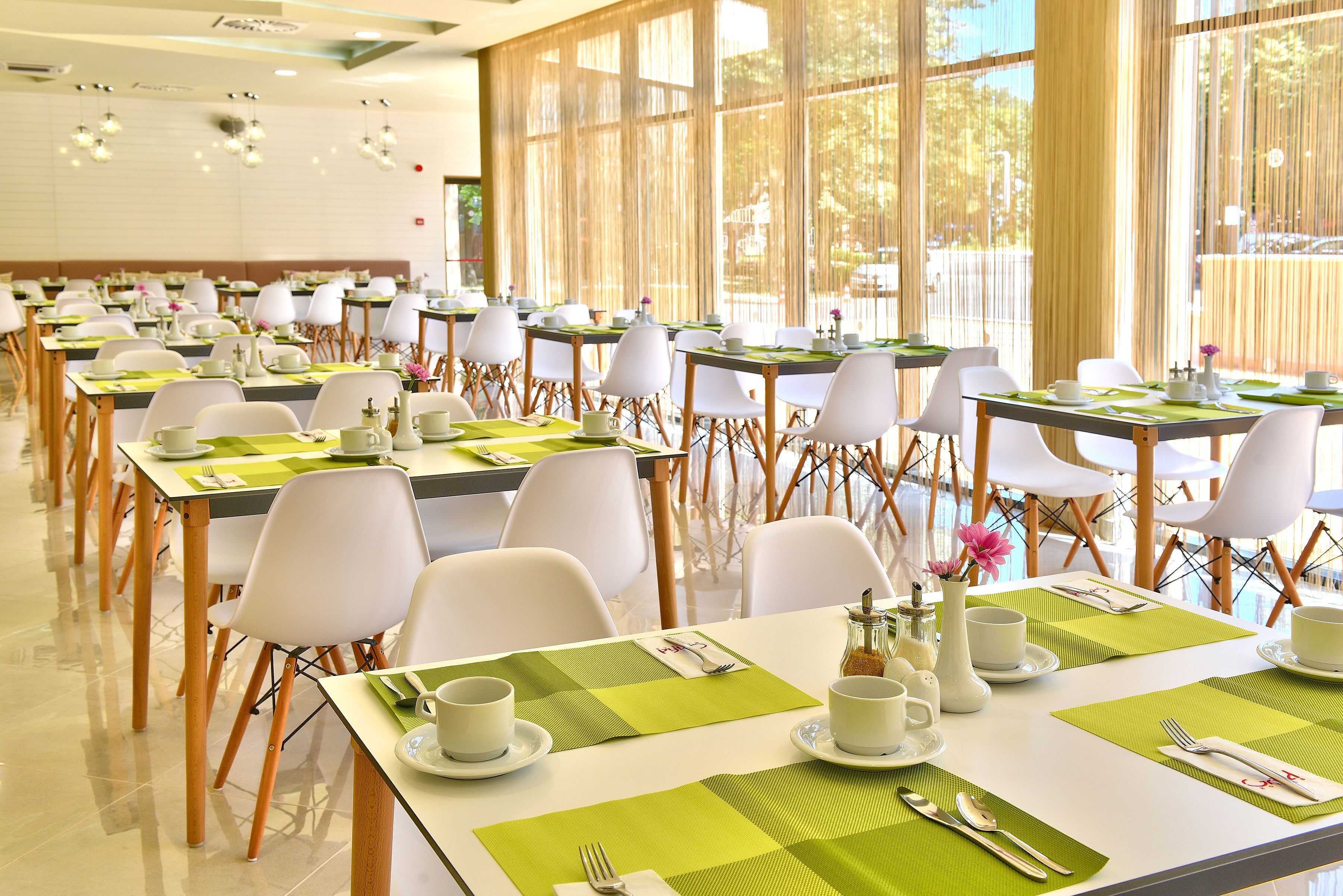 Café da manhã com buffet grátis todos os dias