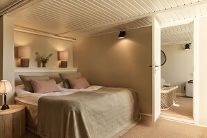Hypo-allergenic bedding, desk, free WiFi, bed sheets