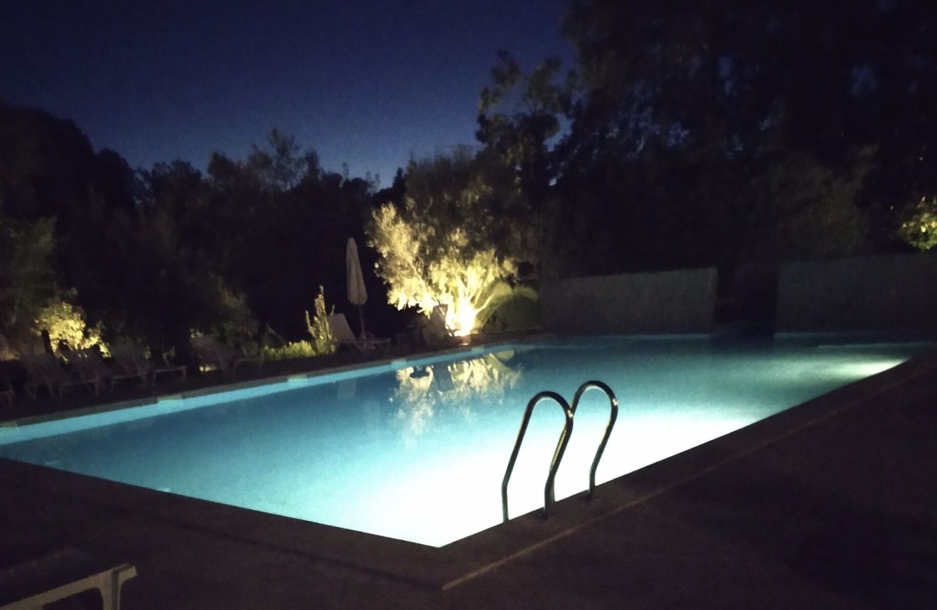 Piscina externa, espreguiçadeiras