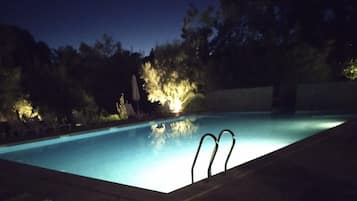 Piscina all'aperto, lettini