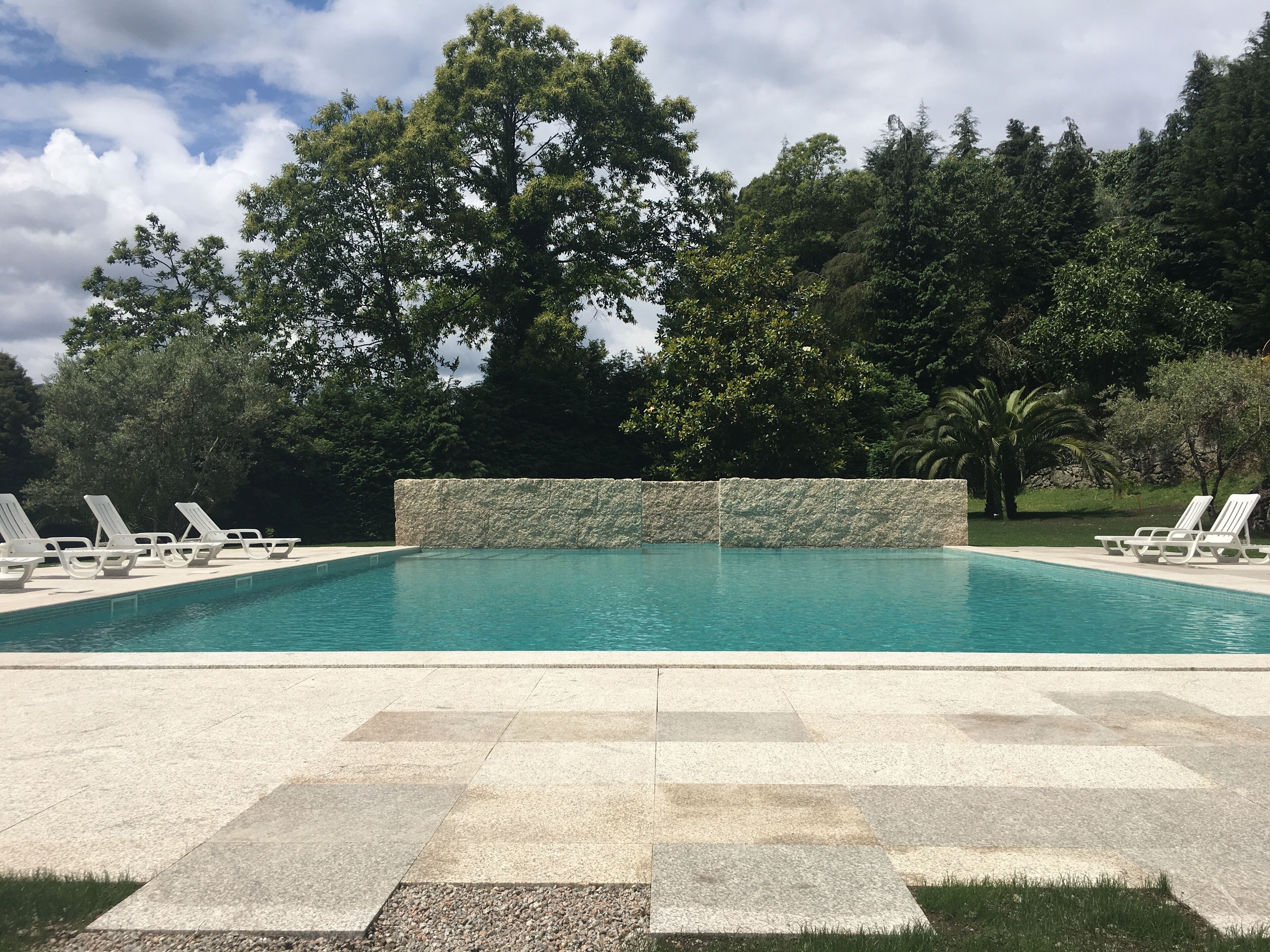 Piscina externa, espreguiçadeiras