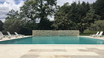 Piscina all'aperto, lettini