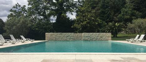 Piscine extérieure, chaises longues
