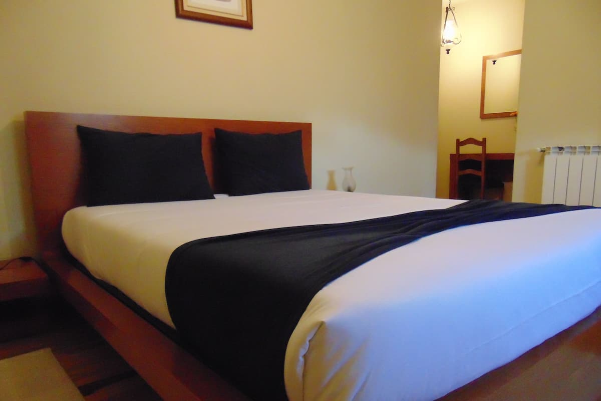 Double Room | Desk, laptop workspace, free WiFi, bed sheets