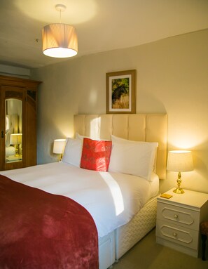 Standard Double Room, 1 King Bed, Shared Bathroom | Free WiFi, bed sheets