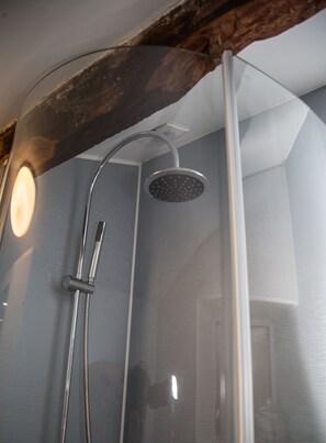 Deluxe Double or Twin Room, Ensuite | Bathroom | Shower, free toiletries, towels - Greenbank Farmhouse (Grange-over-Sands)