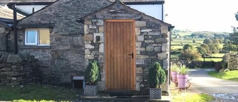 المنشأة من الخارج