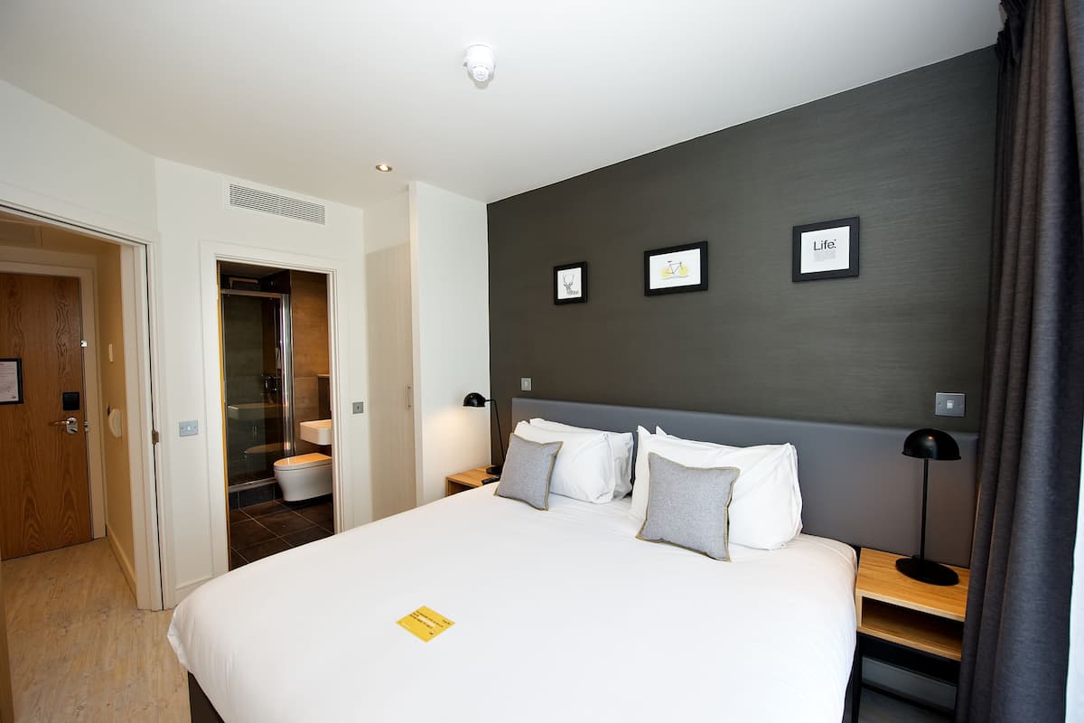 อพาร์ทเมนท์, 2 ห้องนอน (One Main Bathroom and One Ensuite) | ตู้นิรภัยในห้องพัก, เตารีด/โต๊ะรีดผ้า, เปล/เตียงเด็กอ่อน (ฟรี)