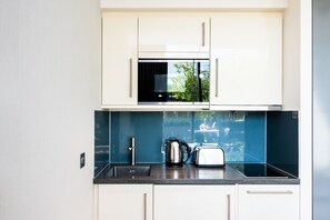 スタジオ | セーフティボックス (室内)、アイロン / アイロン台、ベビーベッド (無料)、WiFi (無料)