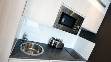 Studio | Private kitchenette | Full-size fridge, microwave, dishwasher, cookware/dishes/utensils