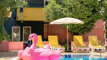 Outdoor pool, pool umbrellas, sun loungers