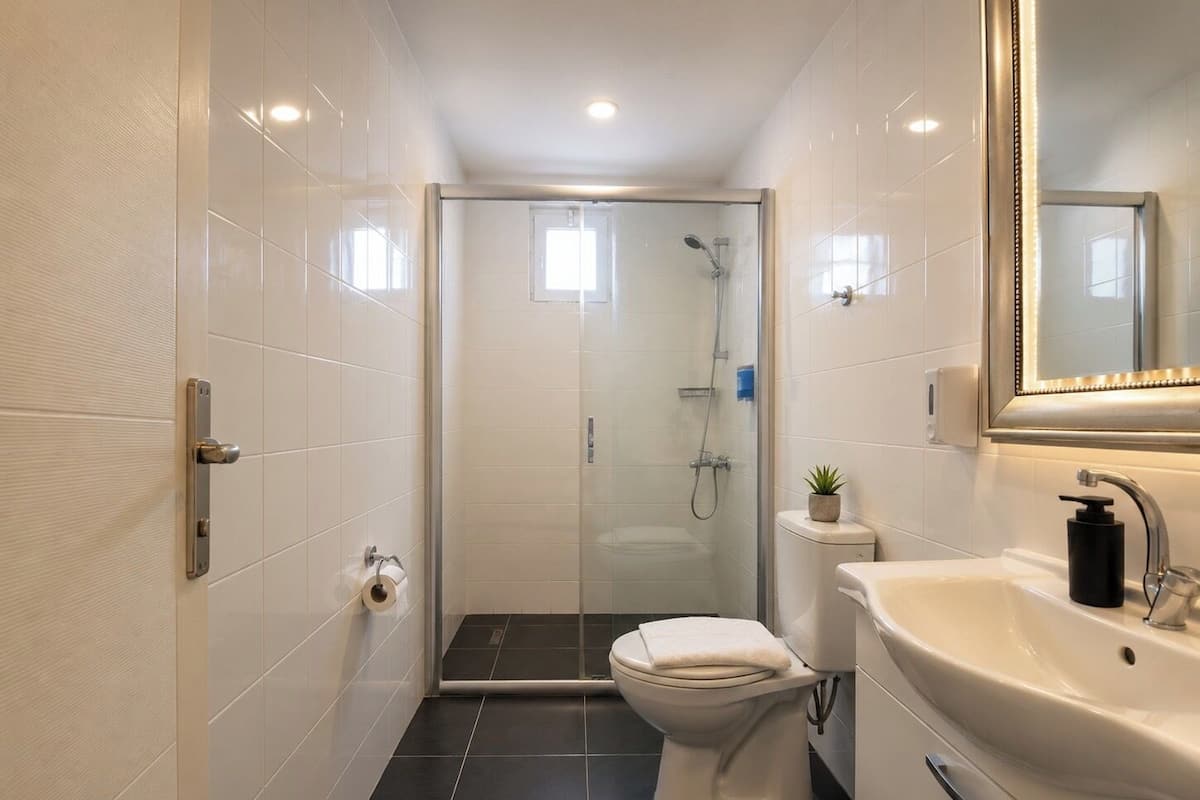 Dusche, kostenlose Toilettenartikel, Haartrockner, Handtücher