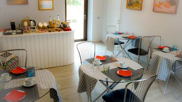 Free daily buffet breakfast