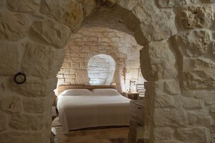 Suite | Biancheria da letto di alta qualità, copriletto in piuma, minibar