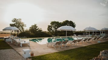 Piscina all'aperto, ombrelloni da piscina, lettini