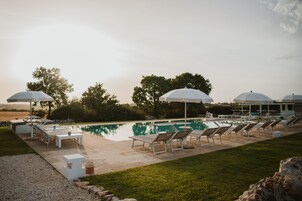 Piscina all'aperto, ombrelloni da piscina, lettini