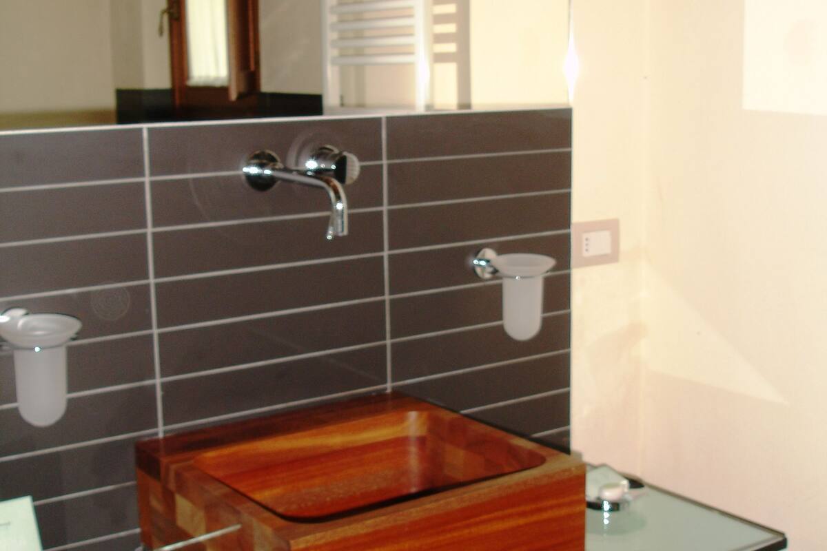 suite with private garden | bathroom | shower, free toiletries, hair dryer, bidet