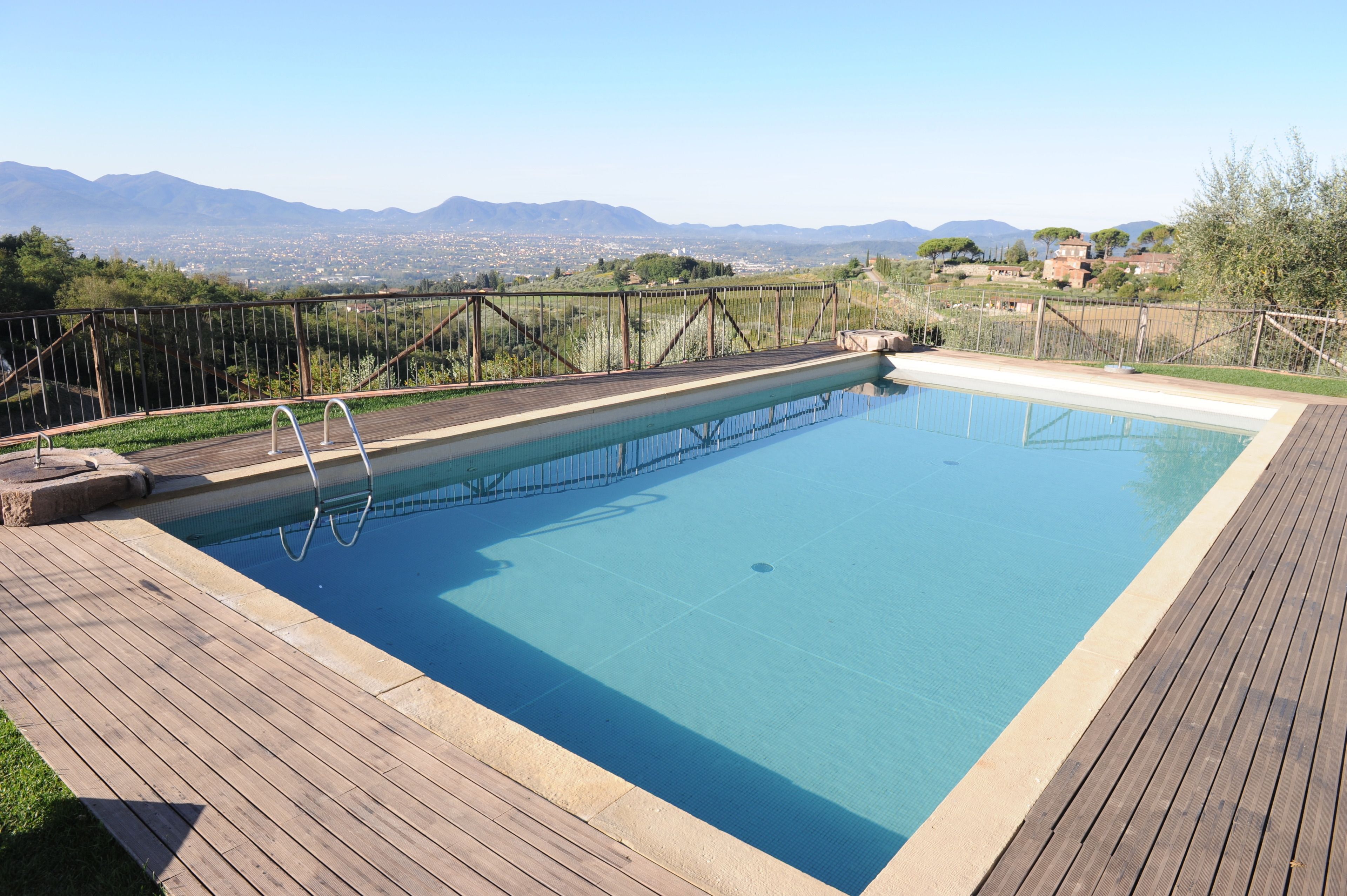 Ulkouima-allas, aurinkovarjoja, aurinkotuoleja