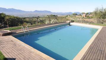 Ulkouima-allas, aurinkovarjoja, aurinkotuoleja