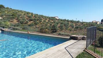 Piscine extérieure, parasols de plage, chaises longues