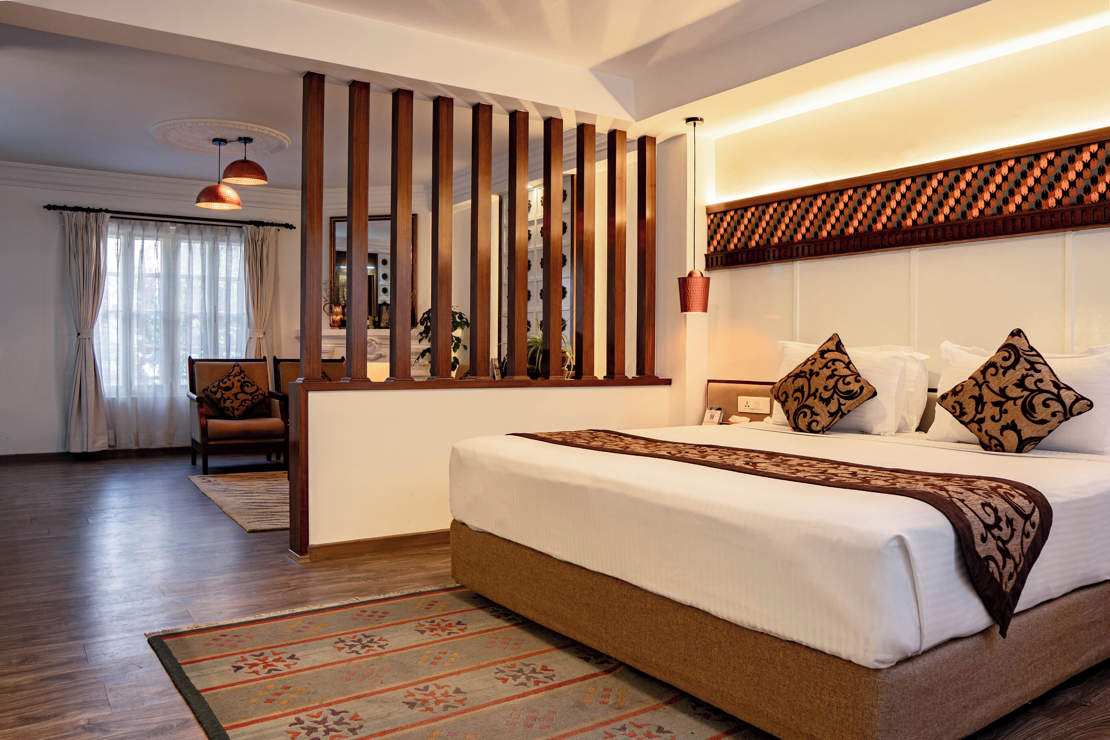 Minibar, caja de seguridad en la habitación y decoración personalizada 