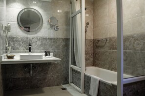 Quarto família, 1 cama Queen, cozinha, no piso térreo | Banheiro | Chuveiro com efeito de chuva, produtos de toalete grátis