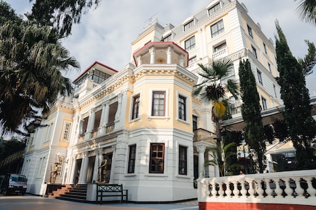 Vista frontal de la propiedad