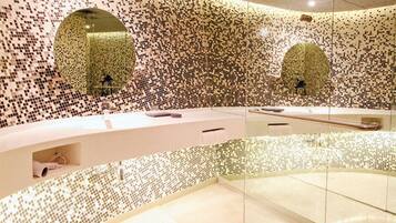 Room | Bathroom | Shower, rainfall showerhead, free toiletries, hair dryer