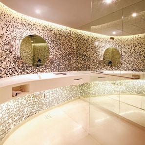 Chambre | Salle de bain | Douche, douche à « effet pluie », articles de toilette gratuits